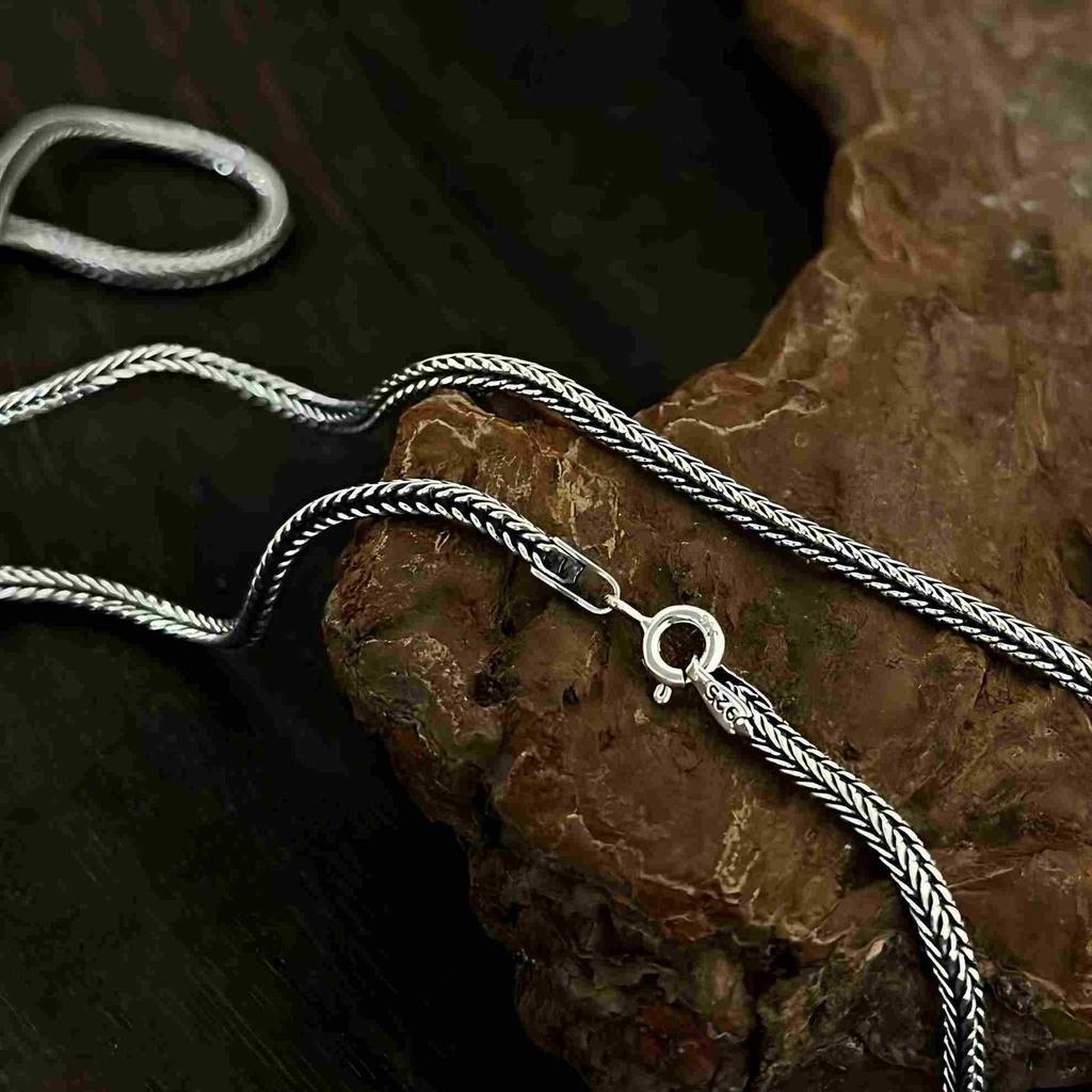 S925 Sterling Silber Pullover-Kettenhalskette mit quadratischem Anhänger und geflochtenem Fuchsschwanz-Design für Damen und Herren.