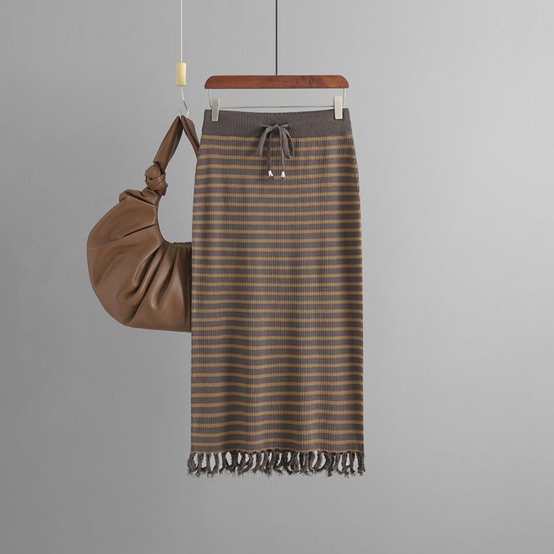 

Женская осенне-весенняя вязаная юбка с высокой талией и средней длиной, прямая полоска до бедра с кисточками, вязаный ледяной шелк One Size кофейный
