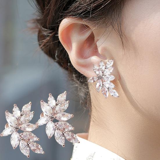 

1 Pair Dangle Earrings Antiallergic Decorative Glittery Chic Leaf Shape Stud Earrings for Dating