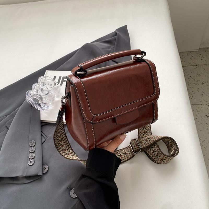 

Сумка высокой ценности женская сумка 2025 осень новая мода широкий плечевой ремень сумка-мессенджер для поездок на работу ретро портативная маленькая квадратная сумка темно-коричневого