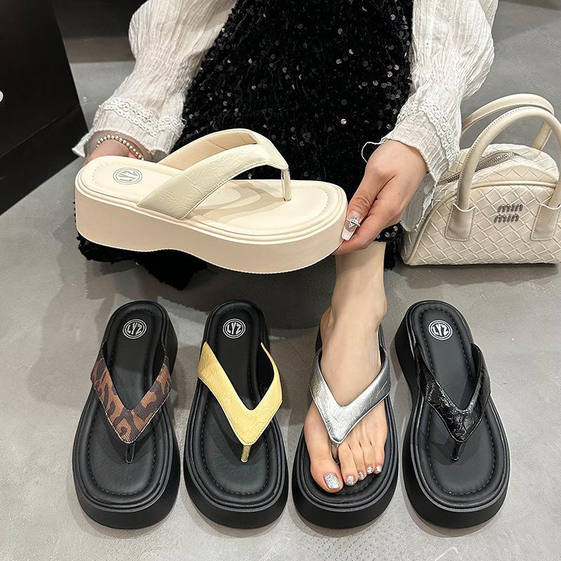 Małe klapki na grubej podeszwie dla kobiet do noszenia latem 2025, nowe wysokiej klasy srebrne japonki z odkrytymi palcami, fajne kapcie
