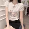 Neues T-Shirt mit kurzen Ärmeln im chinesischen Stil mit Stickerei für Damen Sommer Neues Design Gefühl Hohlschulter Slim Kurzes Oberteil