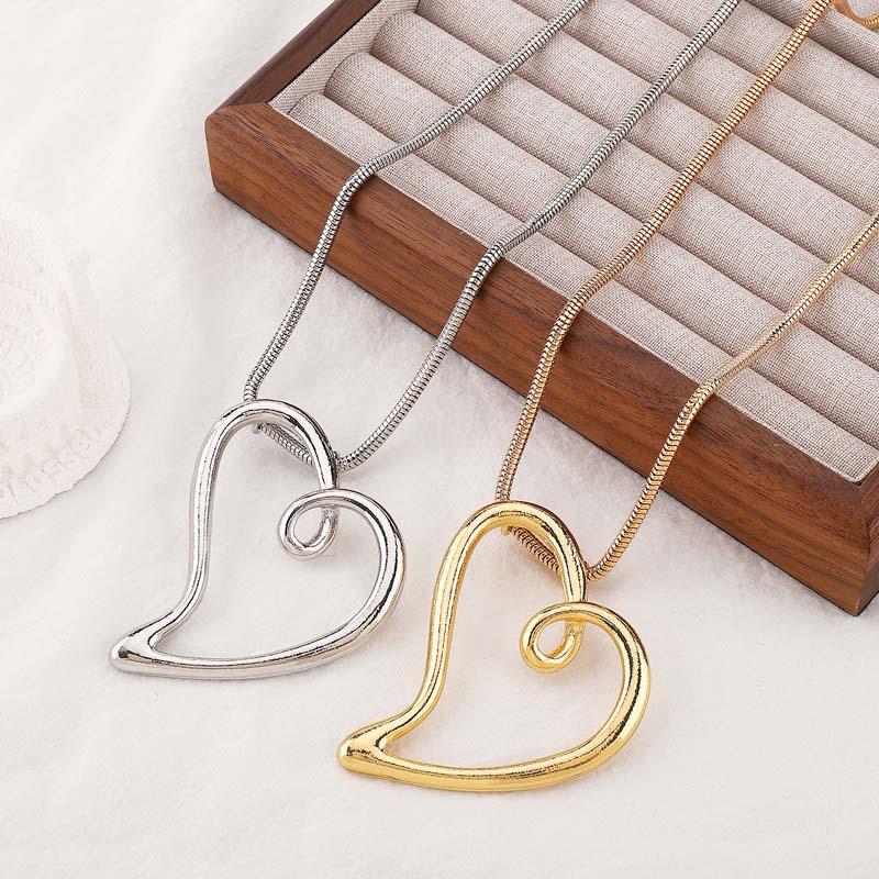 Exaggerated Metal Hollow Heart Shaped Earrings Necklace Set for Women Girls Fashion Gold Color Clavicle Chain Necklace Jewelry