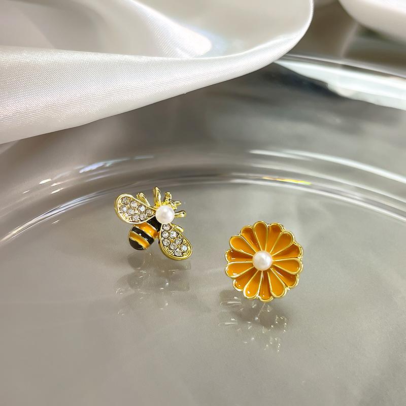 Asymmetrical Daisy & Bee Drip Oil Stud Earrings