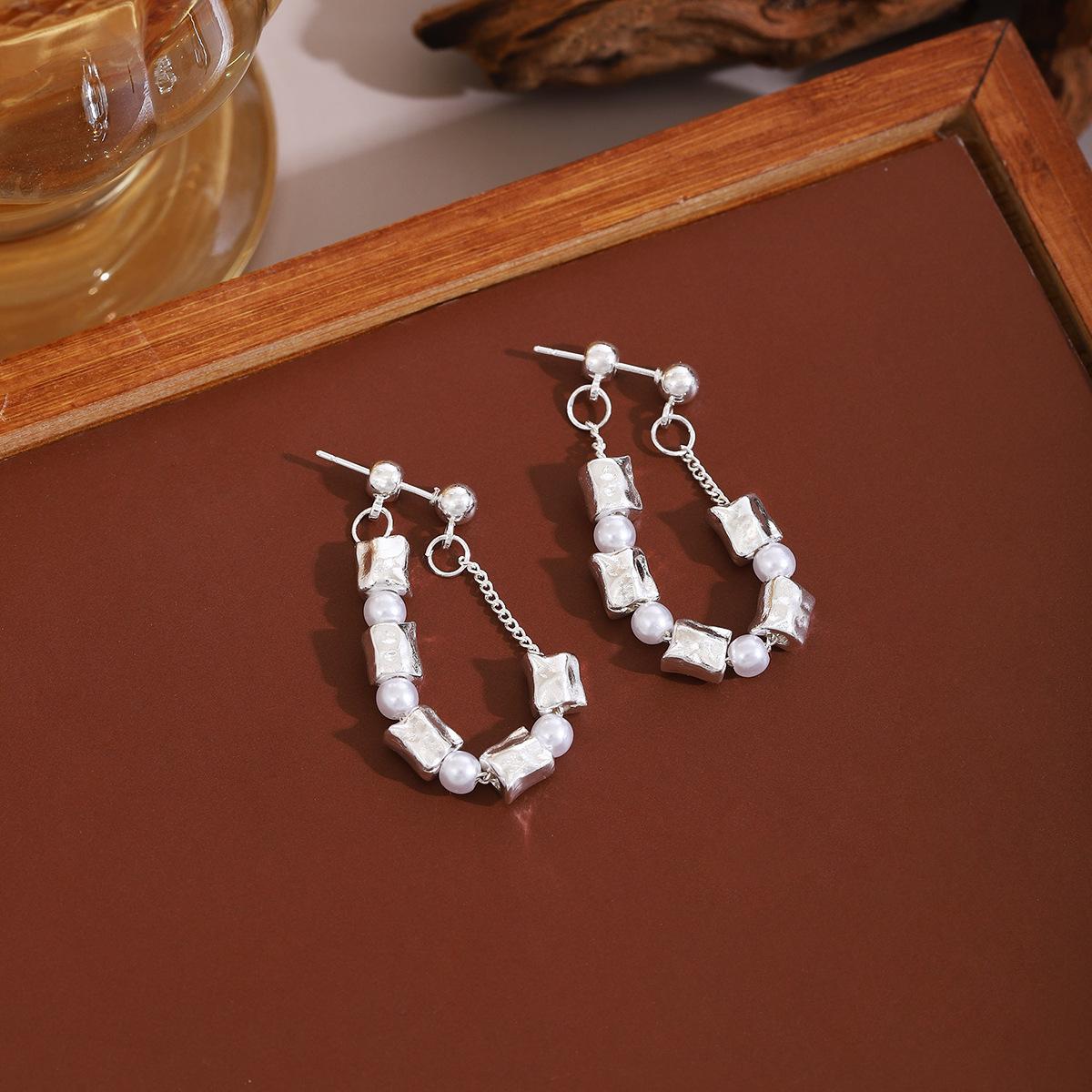 

Small Square Beaded Fringed Earrings For Women, Wearing Light Luxury High-End Temperament Earrings Before And After