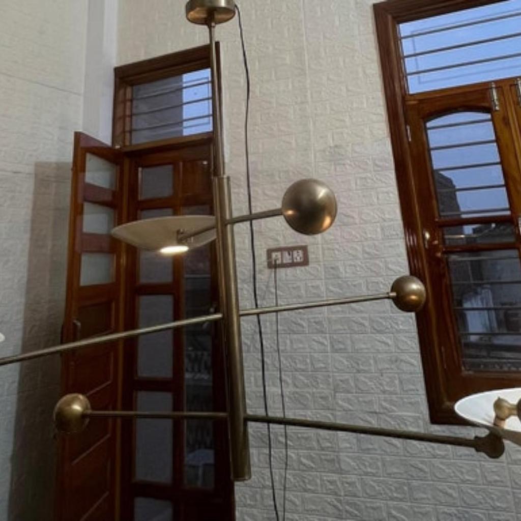 Mid Century Italienischer 3-armiger weißer und antik patinierter Messing-Hängeleuchter