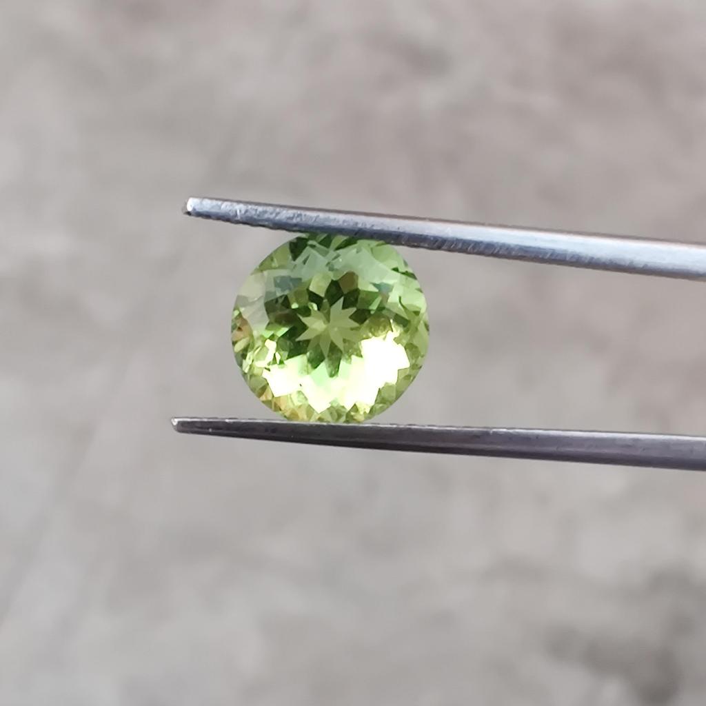 Peridot Shade Round Cut Glass Stone, 2 Carat Glass Stone, Loose Glass Stone, 8 MM Size Round.