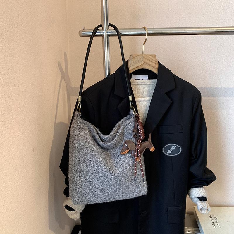 

Autumn and winter woolen simple casual shoulder bag 2025 new fashion popular personalized underarm bag women s bag