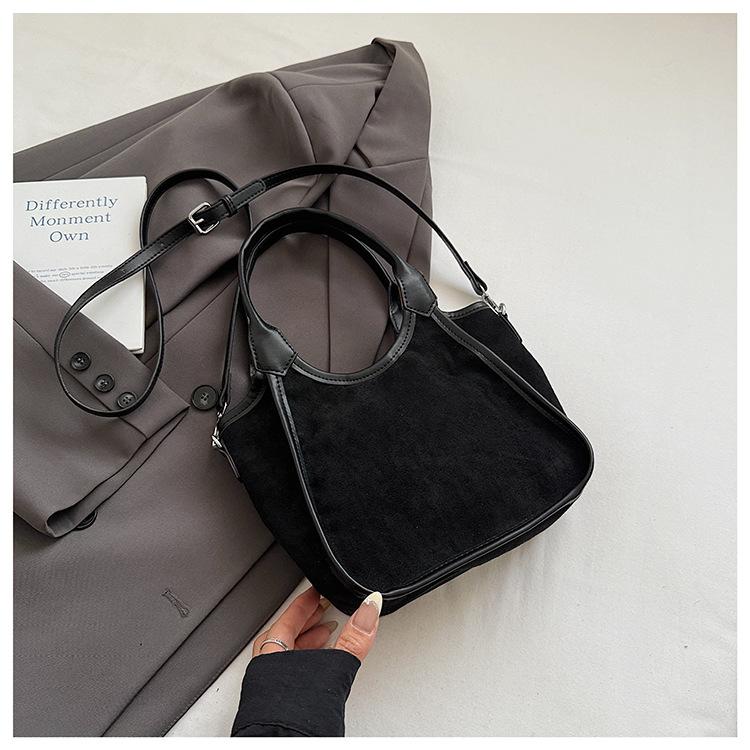 

2025 new Korean version suede retro tote bag large capacity shoulder underarm bag versatile commuter portable mother and child bag чорний