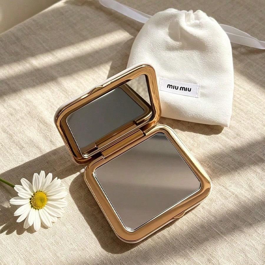 MIUMIU Specchietto Compatto Trapuntato Bianco Portatile Mini Specchio per Trucco a Doppia Faccia con Custodia per Viaggio da Donna