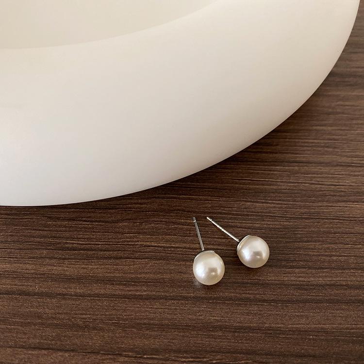Minimalist Cold Wind Pearl Stud Earrings Female French Retro Hepburn Style Simple Versatile Temperament Earrings Internet Celebrity Earrings