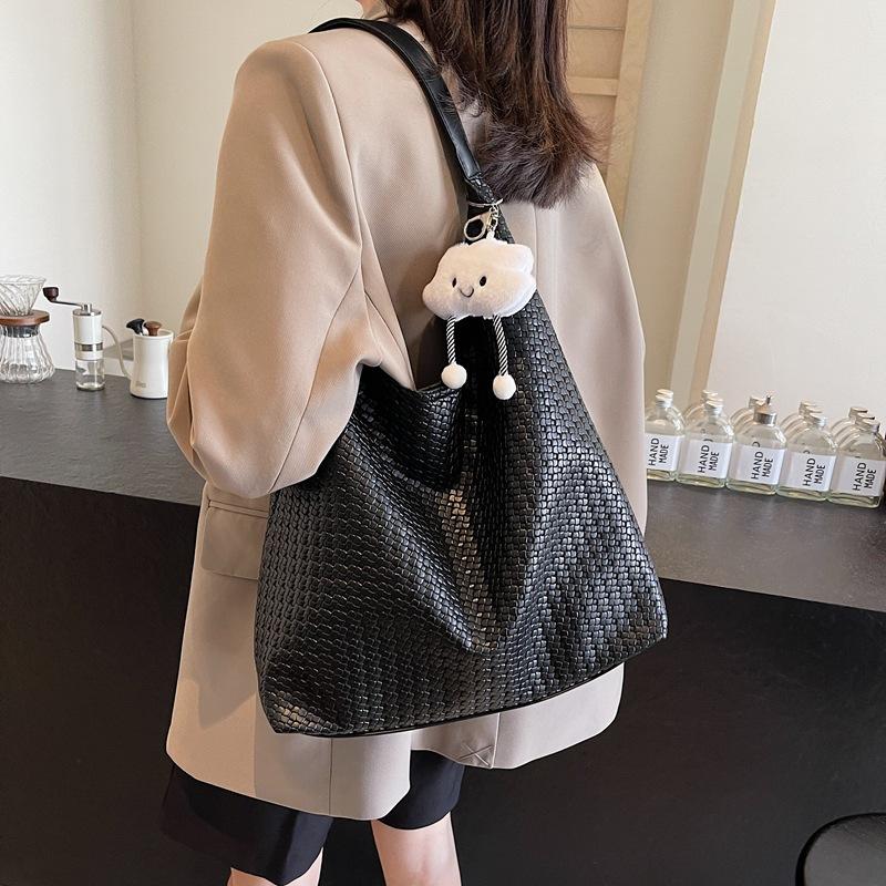 

Популярная в этом году модная однотонная сумка через плечо 2025 новый осенний рюкзак модная вместительная сумка-мессенджер с подвеской 37*13*33 чёрный