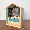 Miniatur-Bücherregal Handgefertigtes Holzhausmodell mit kleinen Kissen Lustiges Mini-Bücherregal Ornament zur Schreibtischdekoration