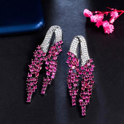 Elegantes Temperament Abendkleid im Nadelstil mit langen Diamantohrringen, übertriebene atmosphärische Zirkonia-Ohrringe