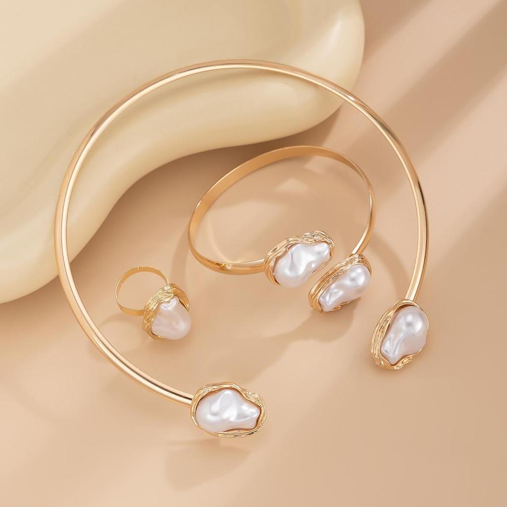 Baroque Pearl Necklace Clavicle Chain Set - European & American Retro Niche Design AVE