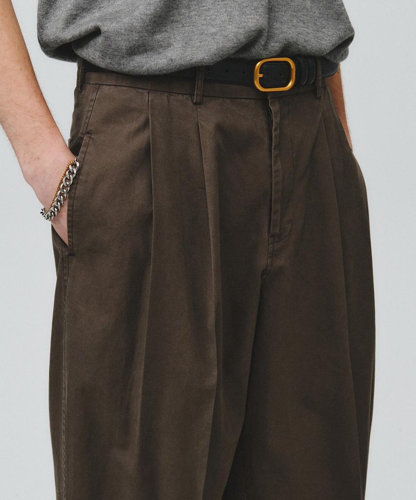 NOIRER Two-Tuck Washed Cotton Slacks (Brown)