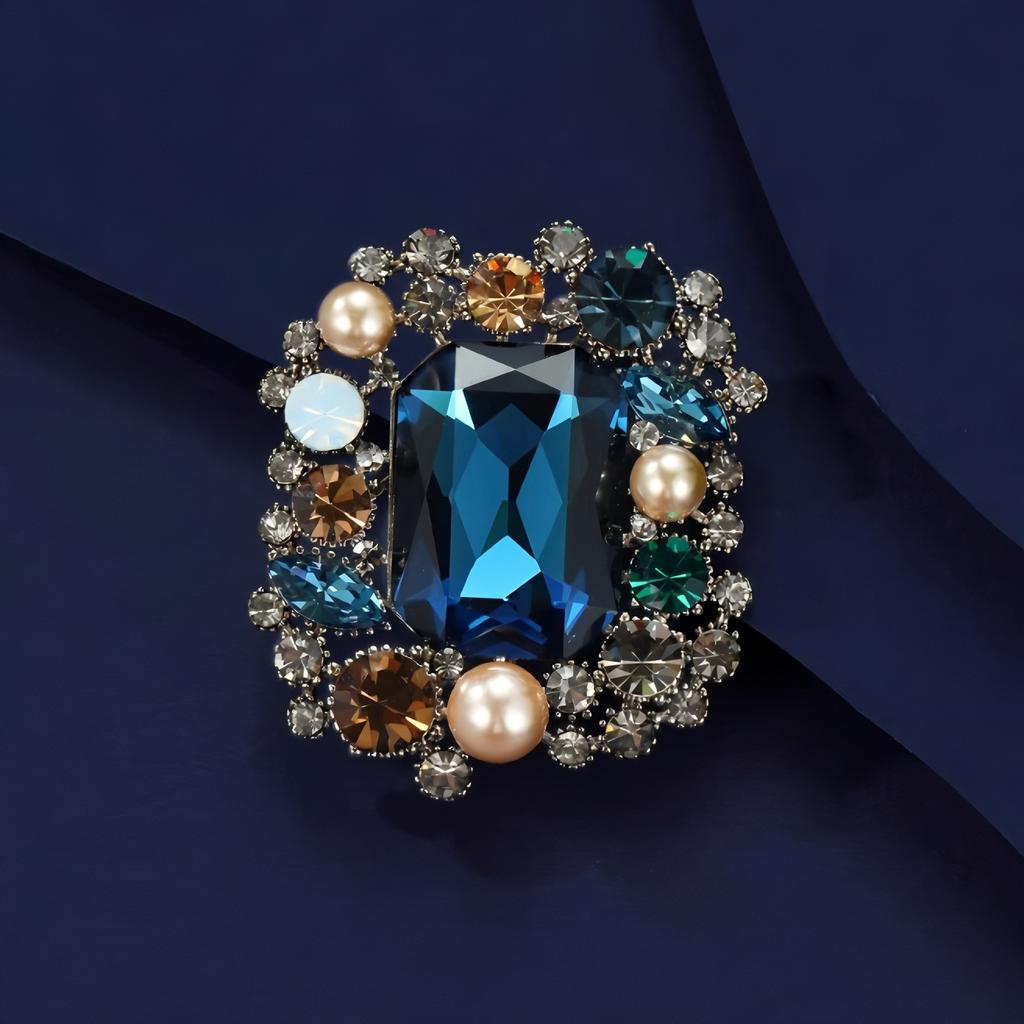 Retro Court Brooch, High-end Women's Design Sense, Niche Exquisite Brooch, Elegant and Luxurious Brooch