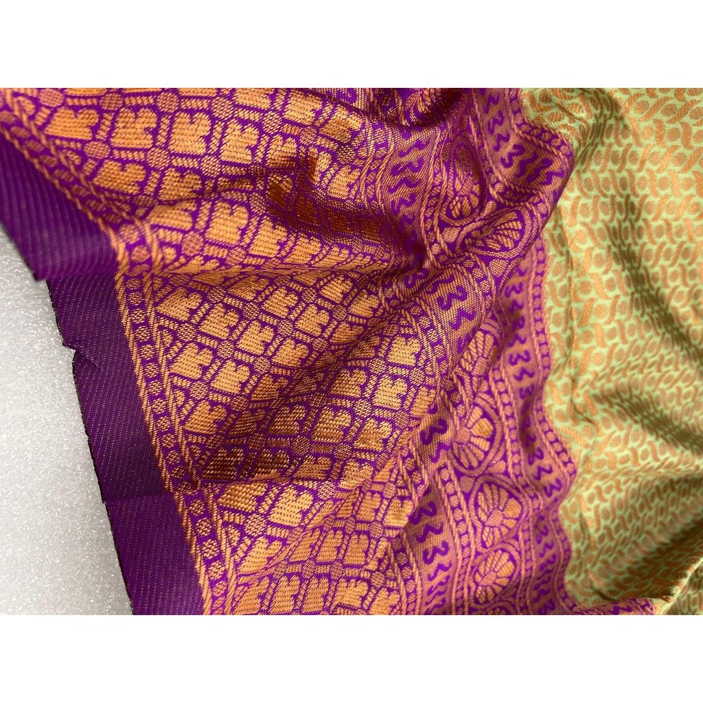 Dieser wunderschöne Saree ist elegant mit wunderschönem solidem Jacquard-Gewebe verziert, das dem Outfit einen perfekten Look verleiht.