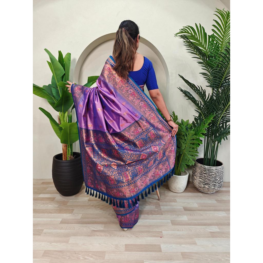 Sariuri de mătase Paithani cu motive unice de păun și lucrări meenakari, cu pallu contrastant și bordură contrastantă de designer.. Cu ciucuri.