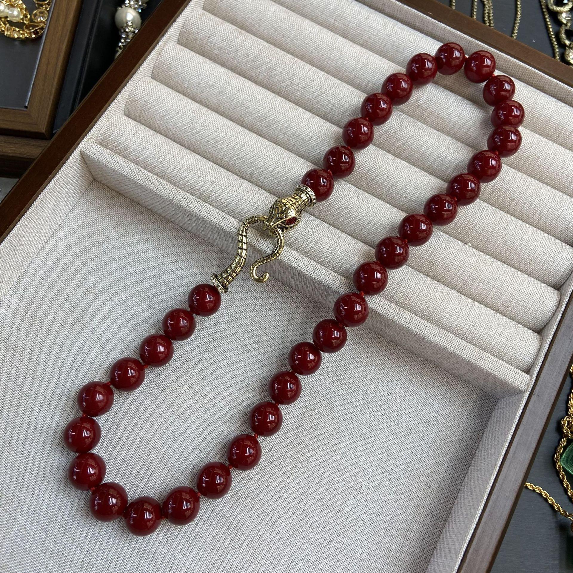 

Ожерелье из красного жемчуга «Змееголовая»