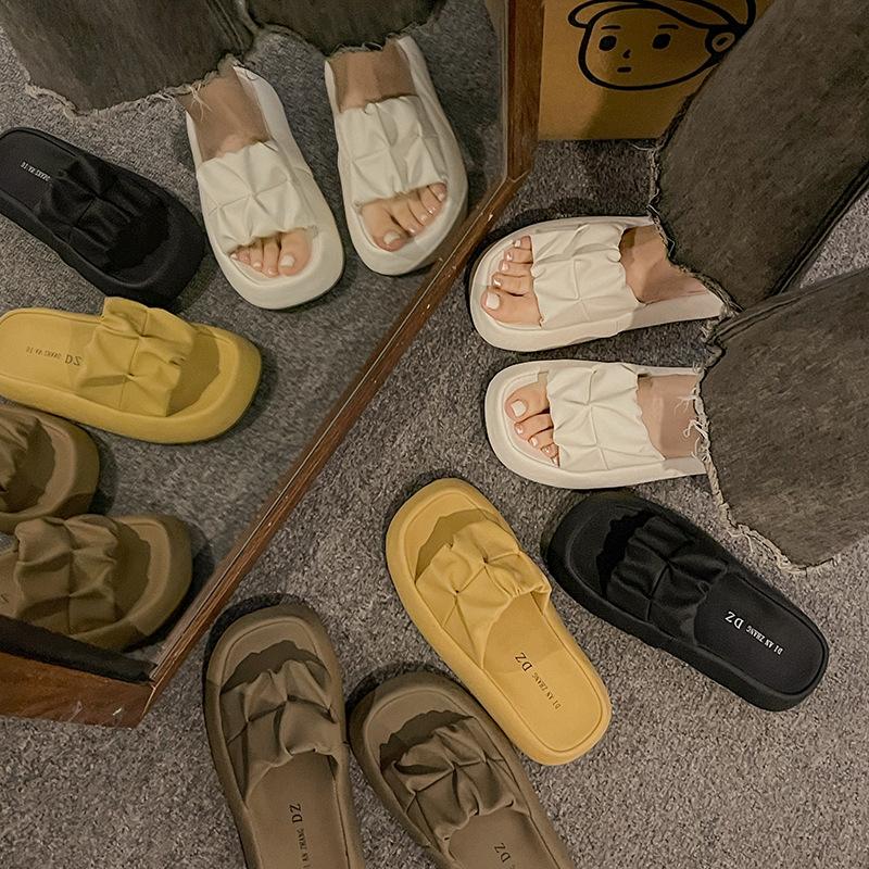 Cool slippers women's summer wear 2025 new thick-soled pregnant women's beach sandals beautiful French evening breeze one-word drag