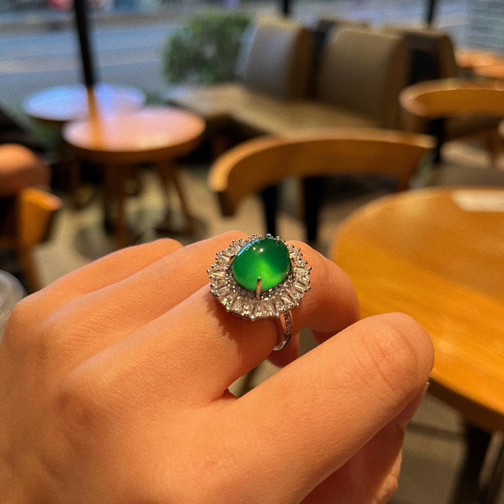 Volledig Groen, Yang Groen, Natuurlijke Agaat Groen Chalcedoon Ring, Opening Voor Vrouwen Is Licht Ingelegd, En De Echte Foto Is Trouw.