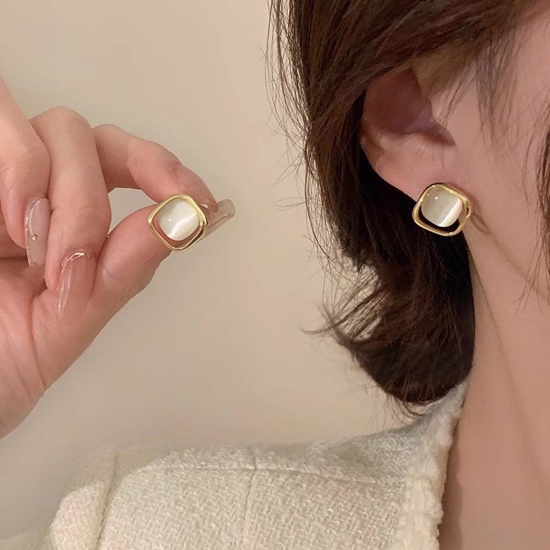 Koreanischer Stil Nicht-Piercing Ohrclip mit langem Quaste, Perlmutt Schmetterlings Design für Damen - High-End, Coole Mode.