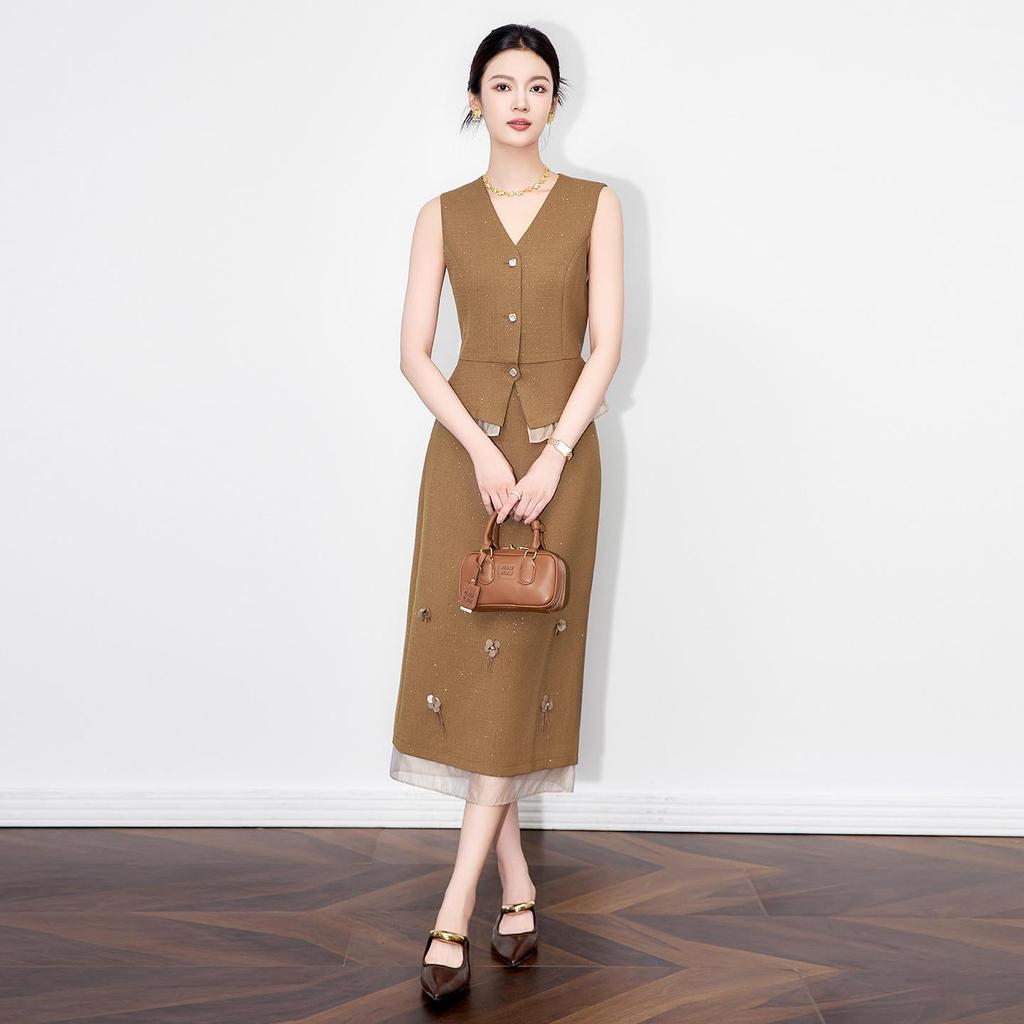 Modny zestaw kamizelki z dekoltem w serek i organzowej spódnicy z cekinami w kształcie gwiazd