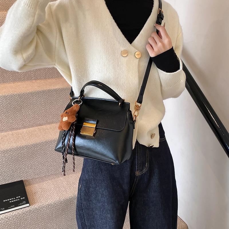 High-end fashion handbag women's new niche versatile shoulder messenger bag commuter bag