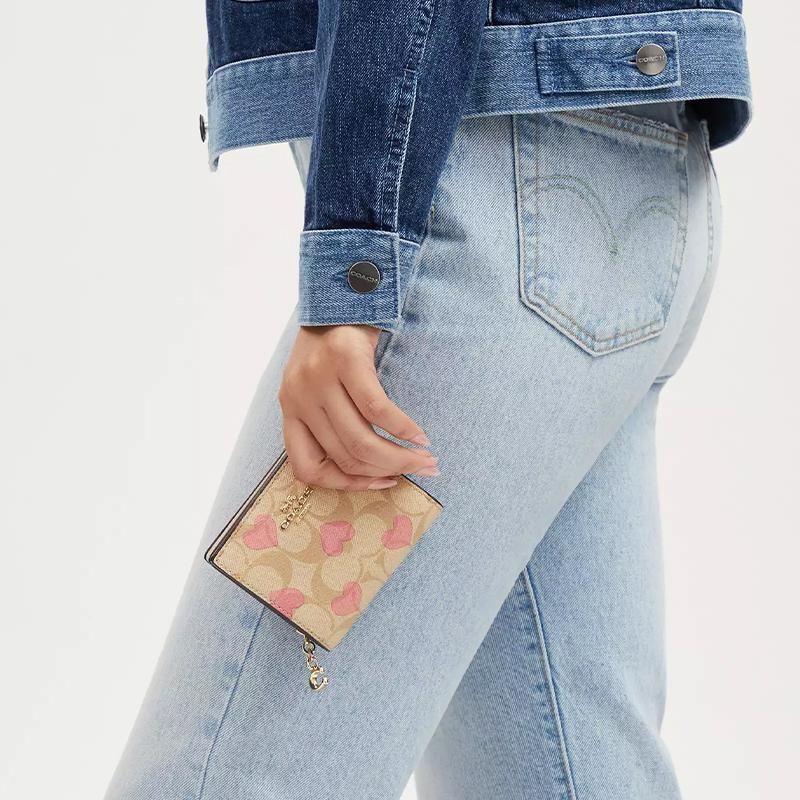 Coach Snap Wallet 10 Heart Print Button Closure Signature Coated Canvas And Smooth Leather Wallet Women wallet CQ145-IMOTV
