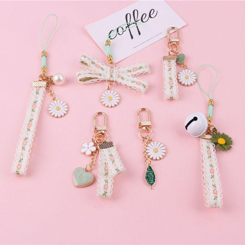 Delicate Daisy Keychain Pendant With Smooth Silicone And Durable Metal Material