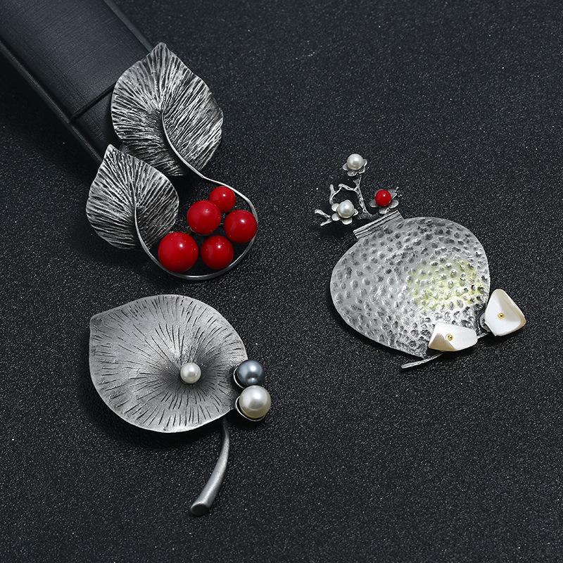 

Women Girls Silver Color Flower Leaves Pearl Enamel Pins Brooches Classic Vintage Plant Series Badges Corsage Cloth Coat Jewelry