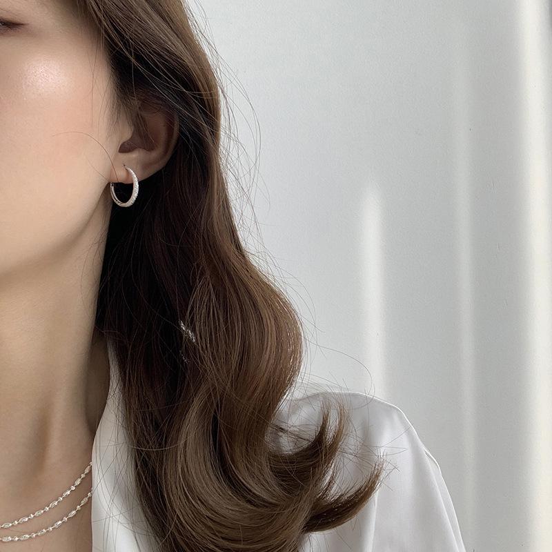 Schimmernde Himmelsohrringe: Modisch, stilvoll und mit funkelnder Brillanz für Frauen gefertigt.