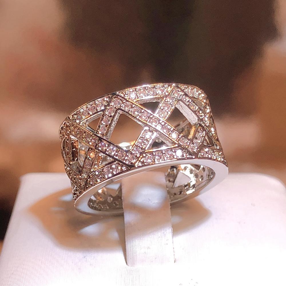 

Изысканное кольцо для женщин, инкрустированное блестящим цирконием AAAA, геометрическое полое кольцо, модное кольцо, свадебное роскошное кольцо с цирконием, ювелирные изделия 10 белый