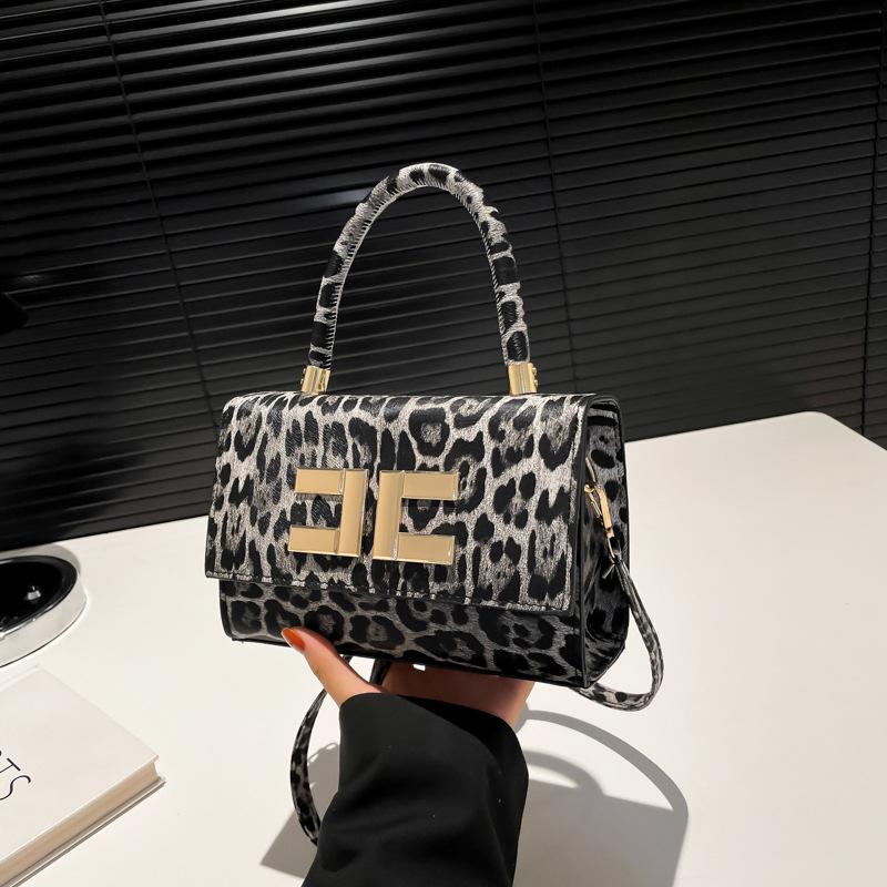 

Leopard print simple personality high-end texture small square bag women s chain versatile casual temperament foreign light luxury messenger bag