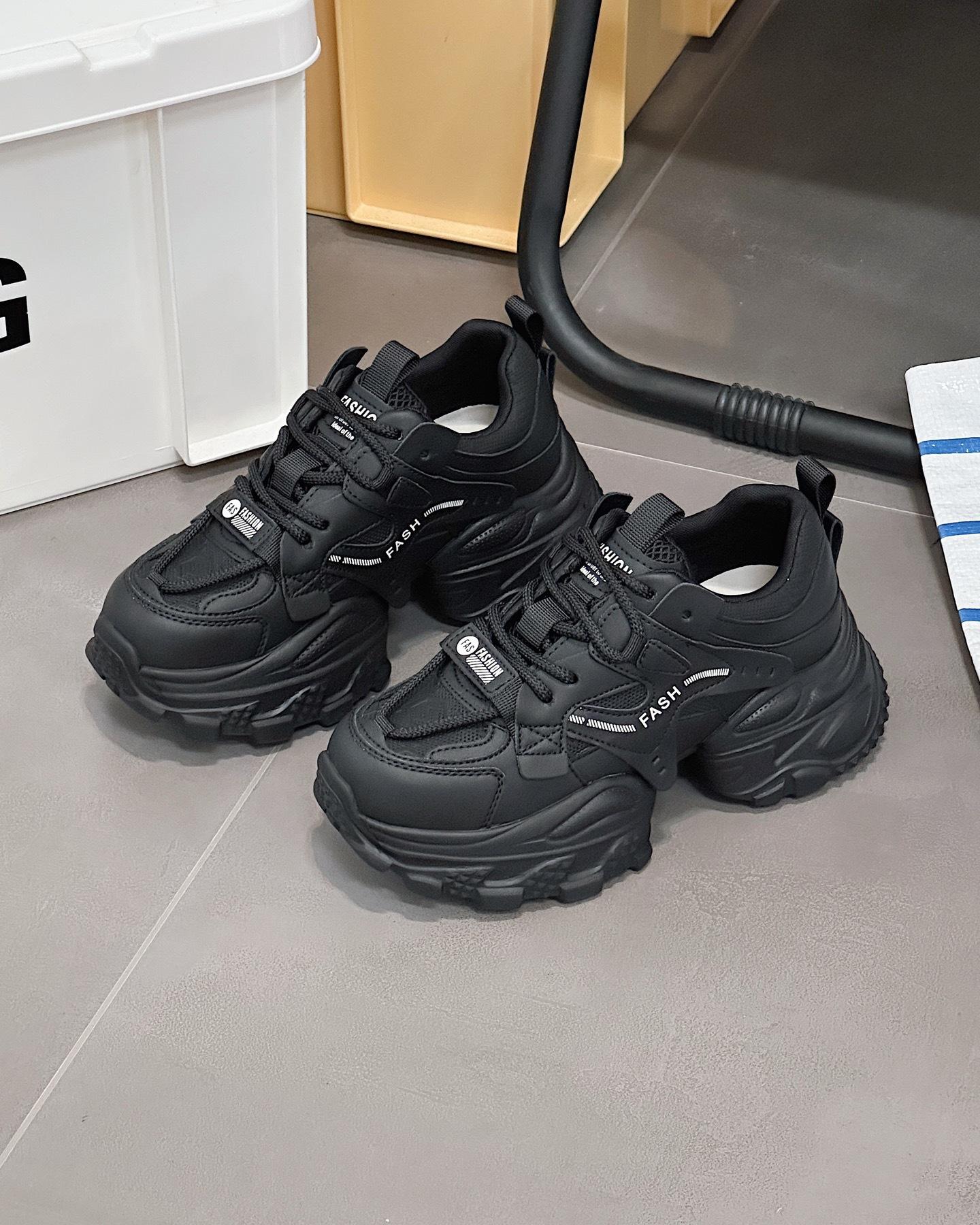 

European station shows small platform dad shoes for women s spring and autumn increase 2025 new popular lightweight casual sports shoes 35
