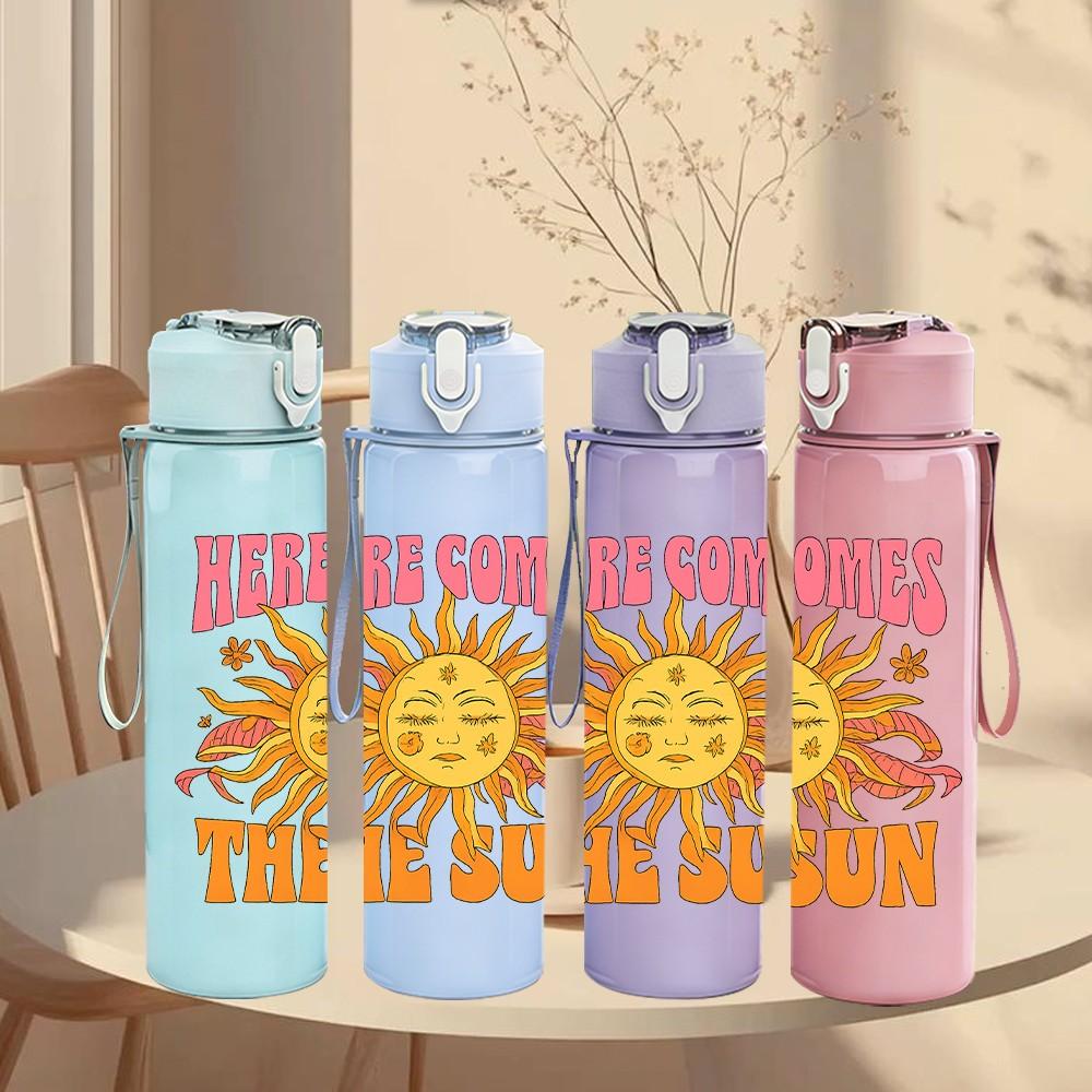 1PC Here Comes The Sun Letter Print 750ml Color Plastic Sports Water Bottle Leakproof Flip Straw Lid Suitable for Sports Office Home Use