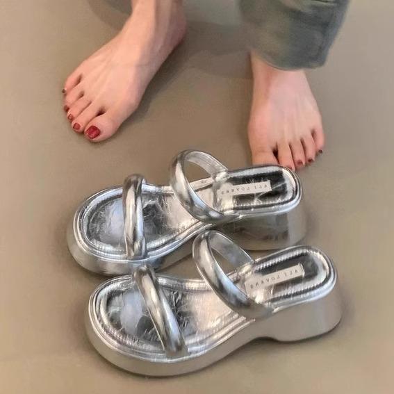 

Гонконгский стиль одно слово перетаскивание модные танкетки темперамент одинарная обувь женская 2025 весна и лето новая французская увеличивающая рост римские крутые шлепанцы 40 серебряный