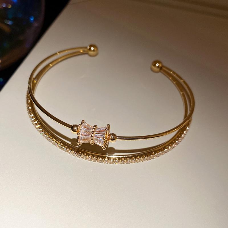 

Real Gold-Plated Zirconia Striped Round Buckle Retro Court Style Bracelet