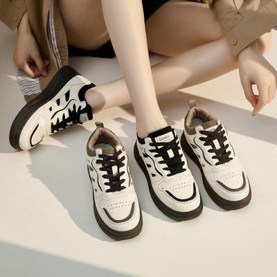 Vielseitige lässige kleine weiße Schuhe neue Farbabstimmung Plateau Sportmode Board-Schuhe trendige Street-Shootings Laufschuhe