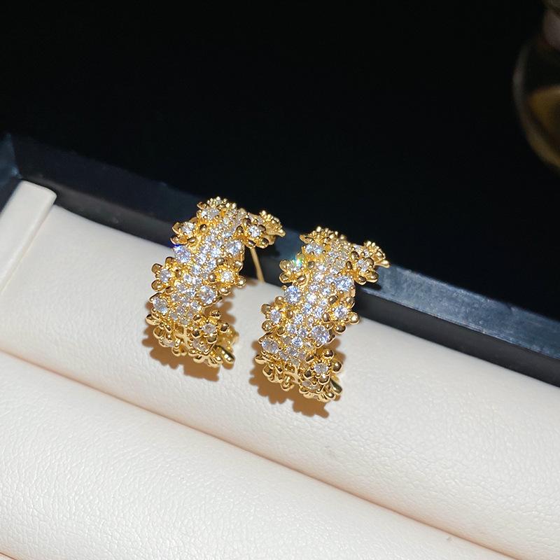 Zircon letter C-shaped stud earrings exquisite temperament earrings women s light luxury earrings niche