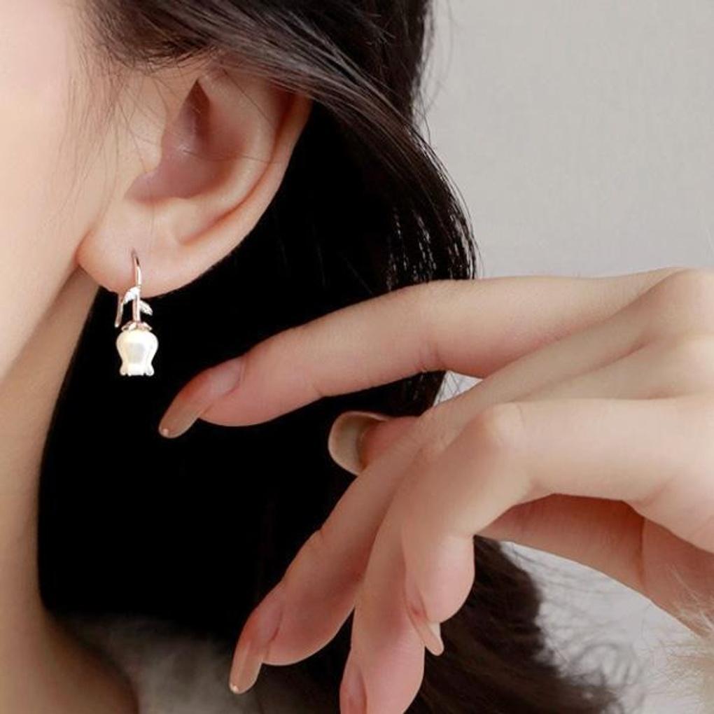 

Women s Silver Drop White Hook Earrings [Silver Needle] single