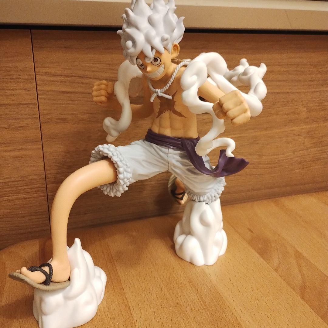 

[USED] One Piece Luffy figure with cloud effect