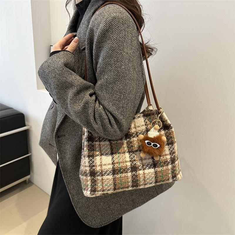 Modische Damentaschen mit großem Fassungsvermögen Neue trendige Canvas-Schultertaschen für Frühling und Sommer Modische Pendler-Tragetaschen Trendig