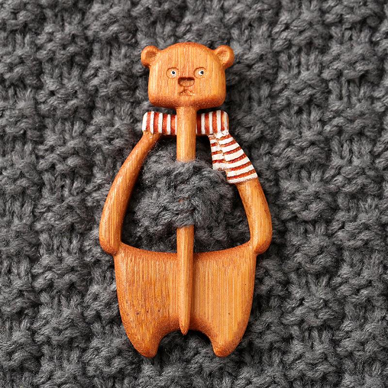 Niche sweater brooch, wooden animal autumn and winter scarf, shawl pin, three-dimensional clothes modeling cartoon fixing buckle