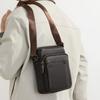 Borsa a tracolla messenger verticale da uomo con motivo litchi
