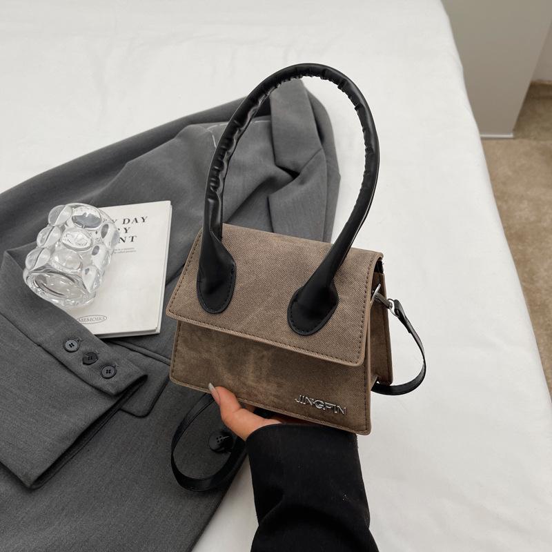 

Весна новая красивая модная повседневная модная портативная маленькая квадратная сумка персонализированная сумка через плечо для通勤 для женщин темно-коричневого