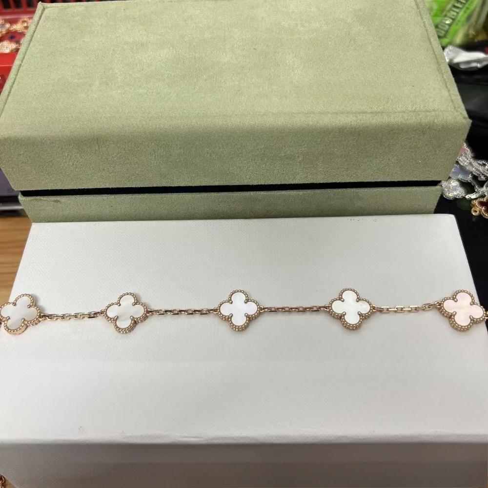 Vierblättriges Klee- und Fünfblüten-Armband mit rotem Achaten - Ein Geschenk für deine Freundin