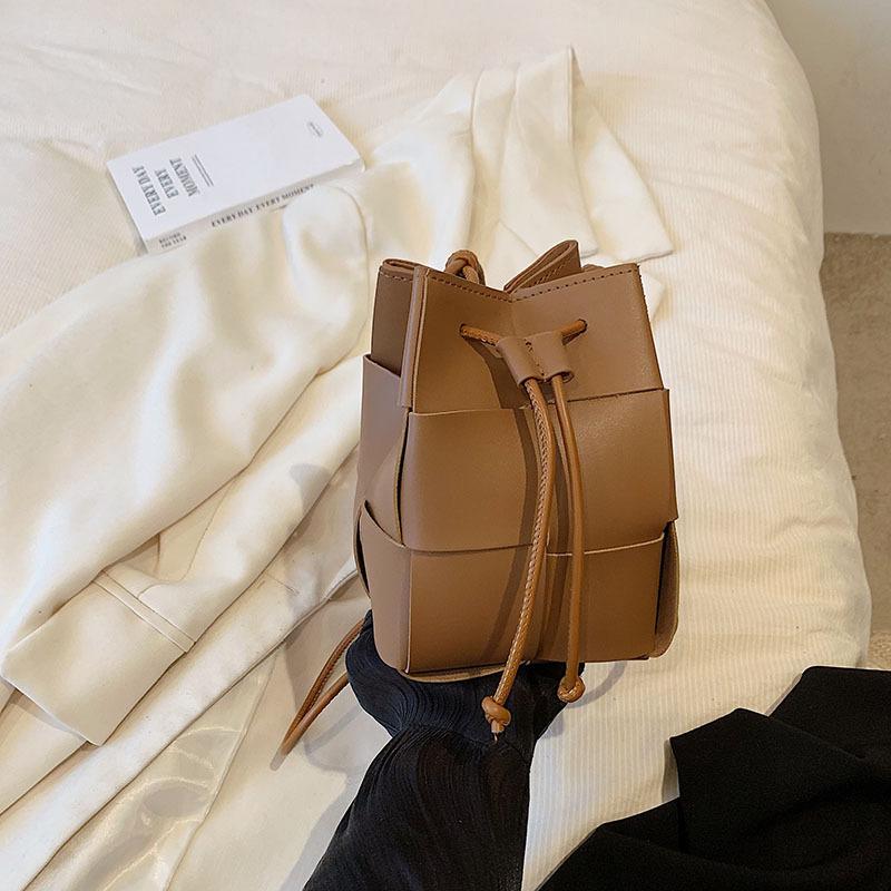 Fashionable Hand-woven Bucket Bag - Elegant Single-shoulder Crossbody Bag