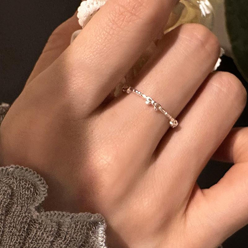 Bague simple et élégante en forme de nœud pour femme, design de niche, légère, luxueuse, élégante, tendance et polyvalente